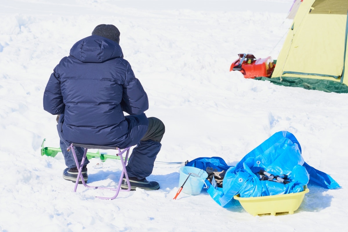 7. ตกปลาบนพื้นน้ำแข็งที่ฮอกไกโด (Ice Fishing at Hokkaido)