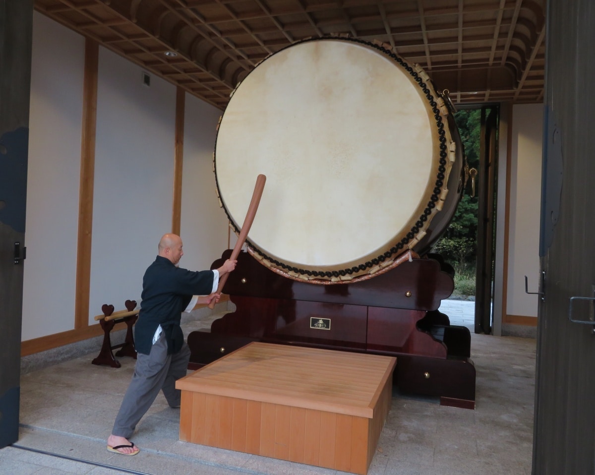 Drums, arrows and sand art