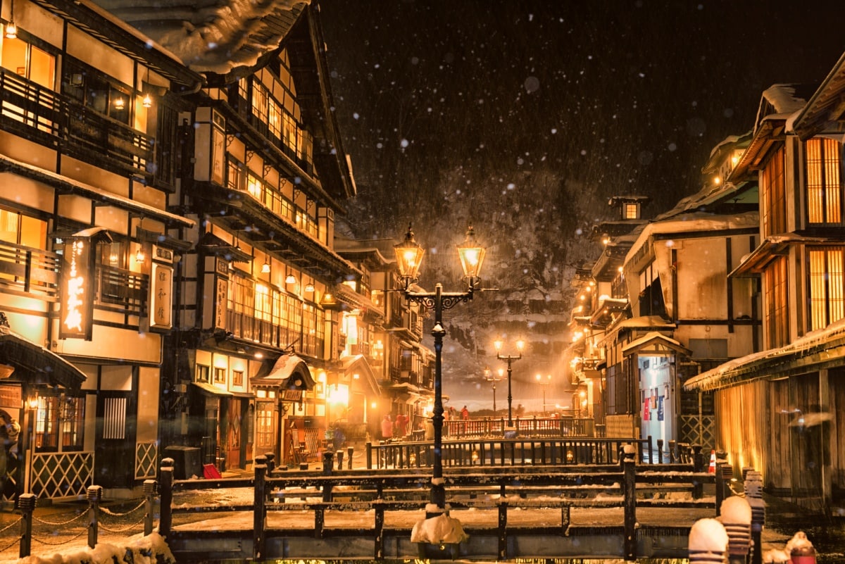 1. กินซัง ออนเซ็น (Ginzan Onsen)：ภูมิภาคโทโฮคุ (Tohoku Area)