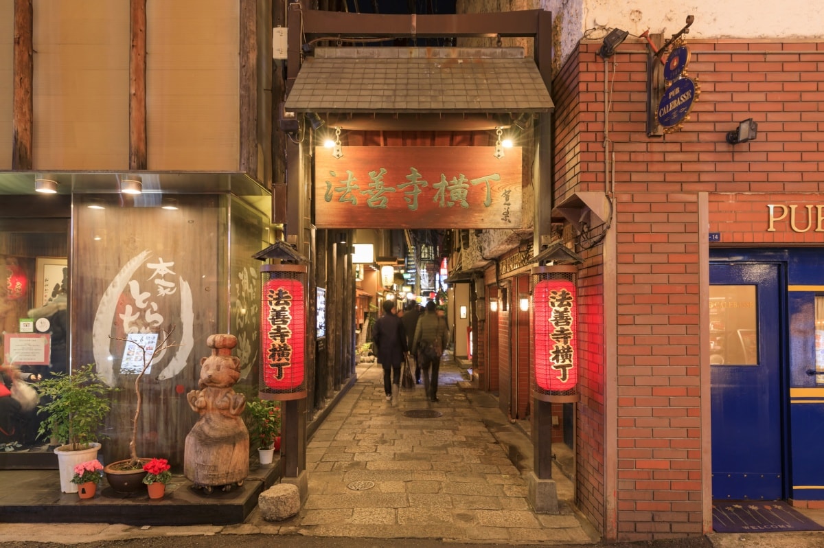 1. โฮเซ็นจิ โยโกะโจ (Hozenji Yokocho) จังหวัดโอซาก้า (Osaka)