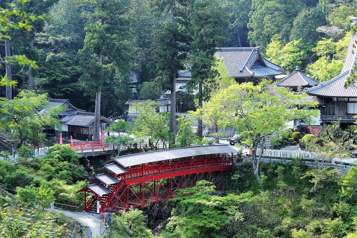 越過豔麗的朱紅大橋「龜背橋」，參拜祝融洗禮下重生的莊嚴古剎