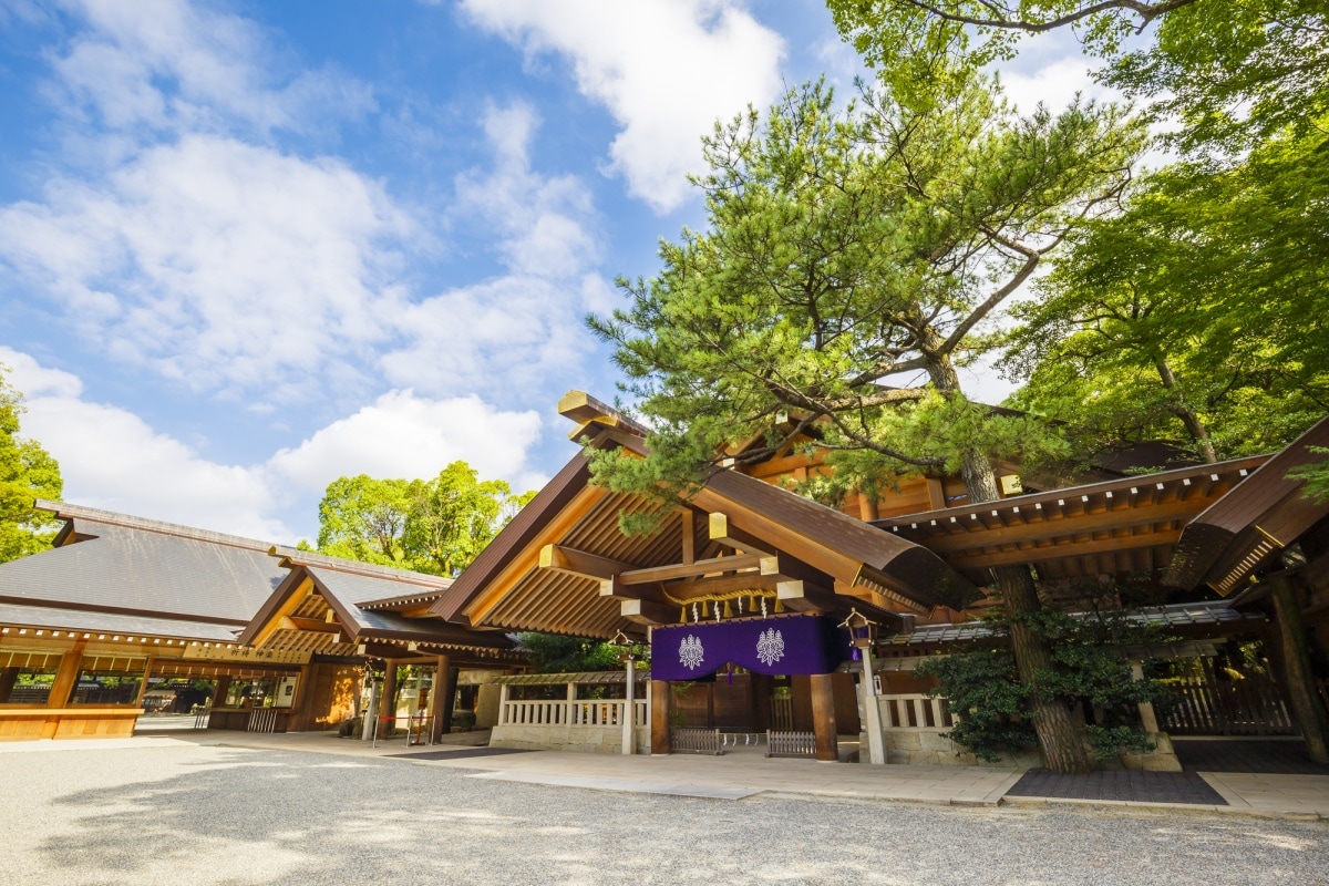 2.  ศาลเจ้าอัตสึตะ (Atsuta Jingu) จังหวัดไอจิ (Aichi)