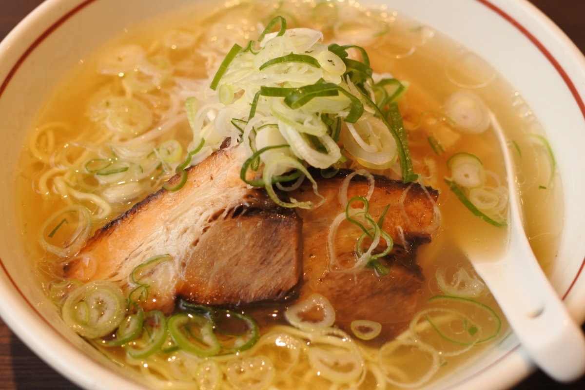 8. ทตโตริกิวคตสึราเม็ง（Tottori Gyukotsu Ramen/鳥取牛骨ラーメン）จังหวัดทตโตริ (Tottori/鳥取県)