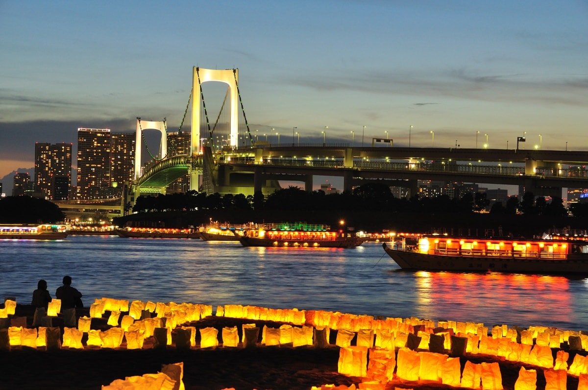 10. สัมผัสวิวยามค่ำสุดสวยในเทศกาลโคมไฟโอไดบะ มหานครโตเกียว (Odaiba Lantern Festival, Tokyo)