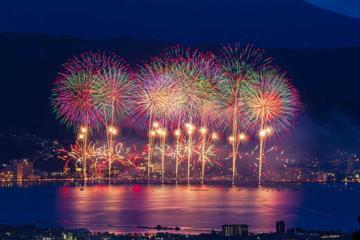 2. งานเทศกาลดอกไม้ไฟทะเลสาบสุวะ l จังหวัดนางาโนะ (Suwa Lake Fireworks Festival, Nagano)