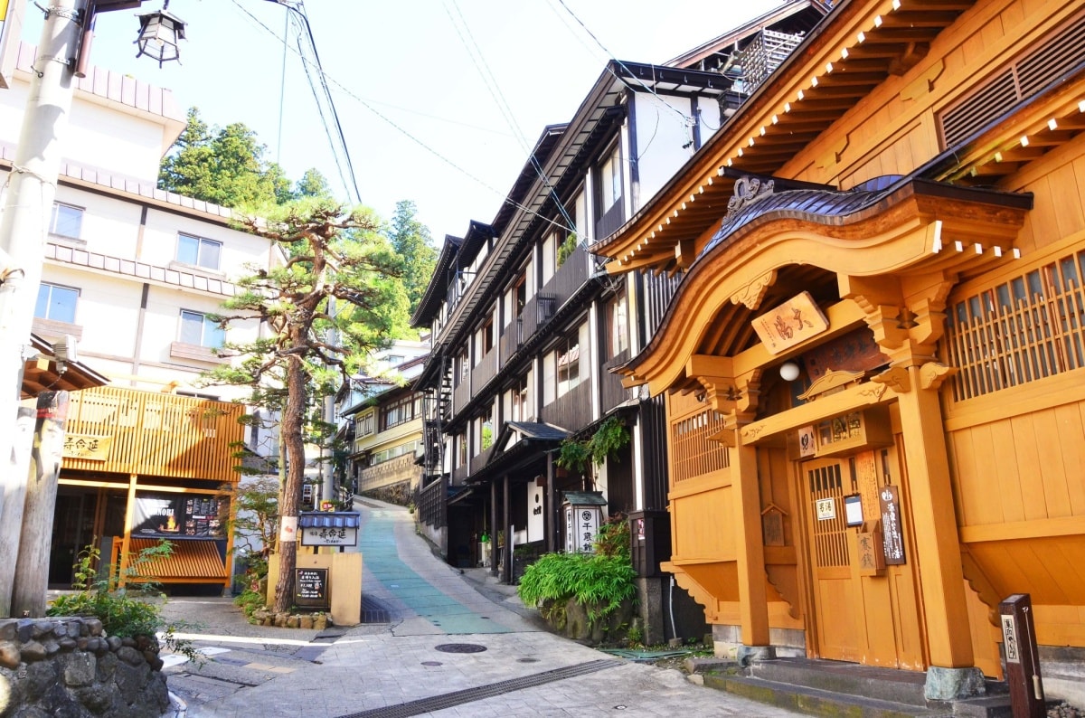 3. โนซาวะ ออนเซ็น จังหวัดนากาโนะ (Nozawa Onsen, Nagano)