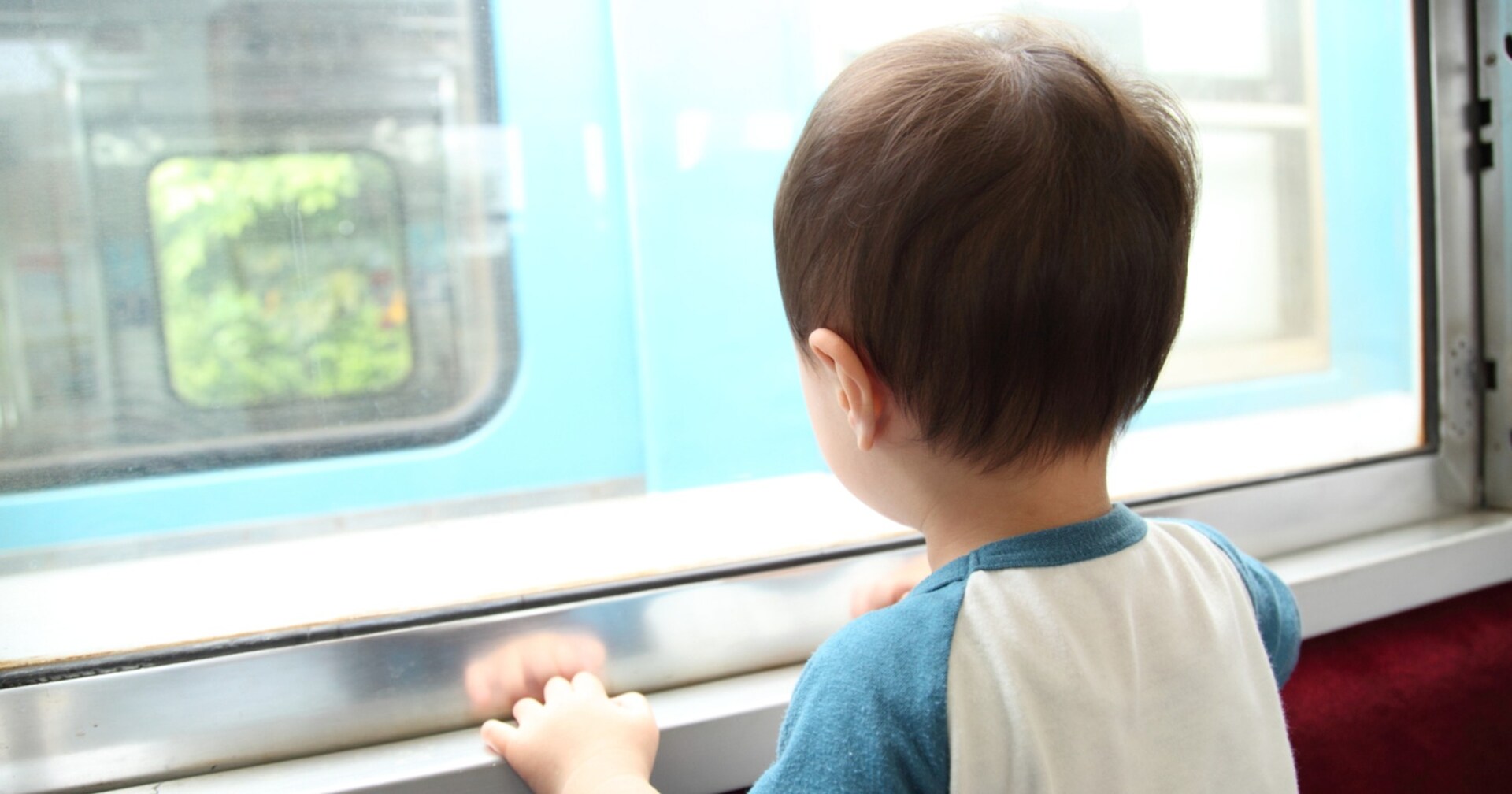 「外を見るなら靴を脱いで！」電車内で子どもを注意すると、向かいの女性がその様子を見つめており…？