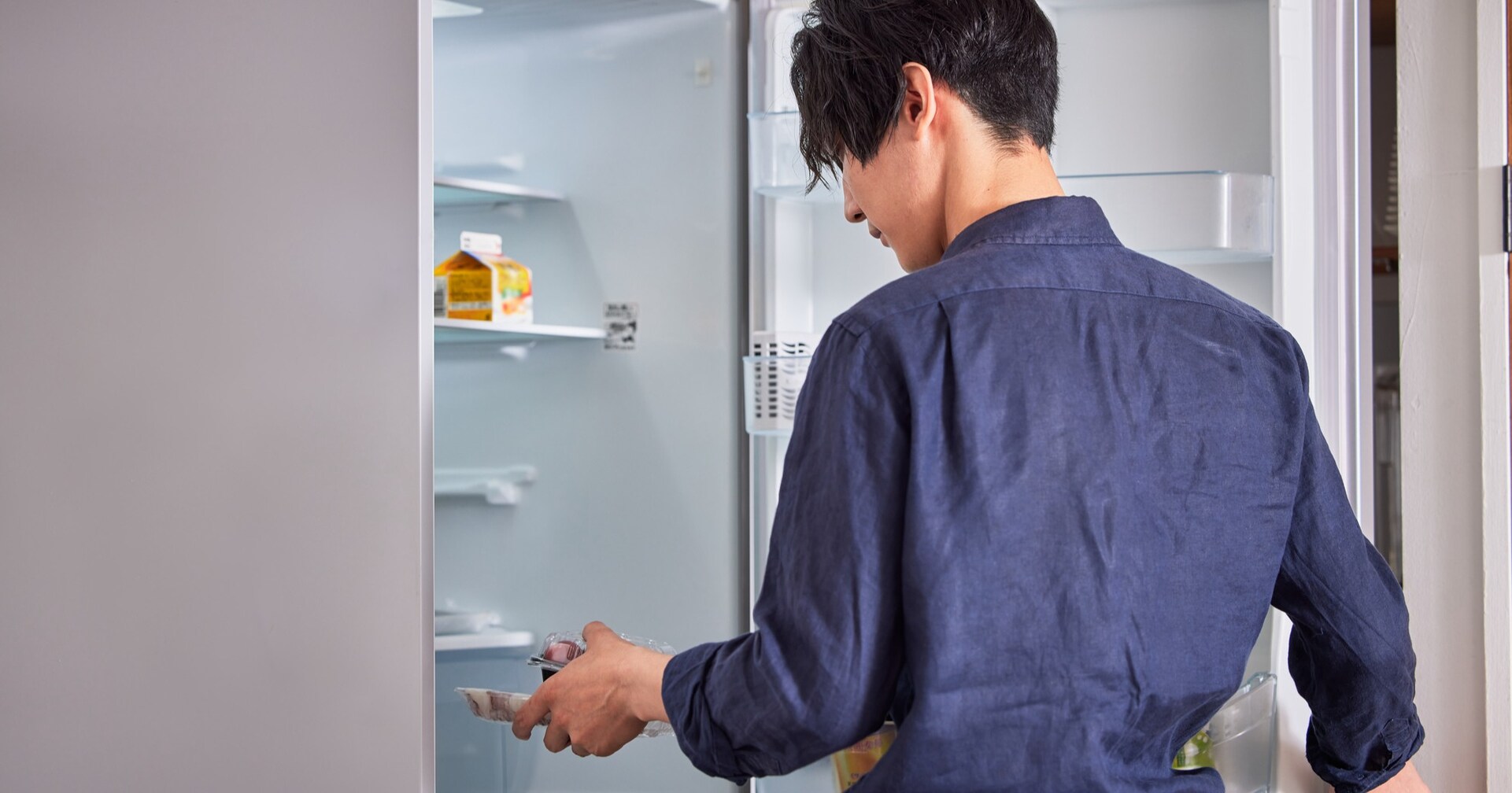 旦那が冷蔵庫を閉めたら、子どもの頭に当たって泣きそうに！続く、旦那の第一声にドン引き