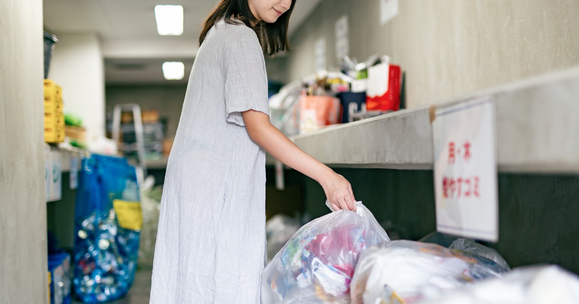 【恐怖】引っ越したての頃にゴミ出しをしていると、同じアパートの人から声を掛けられるようになり…