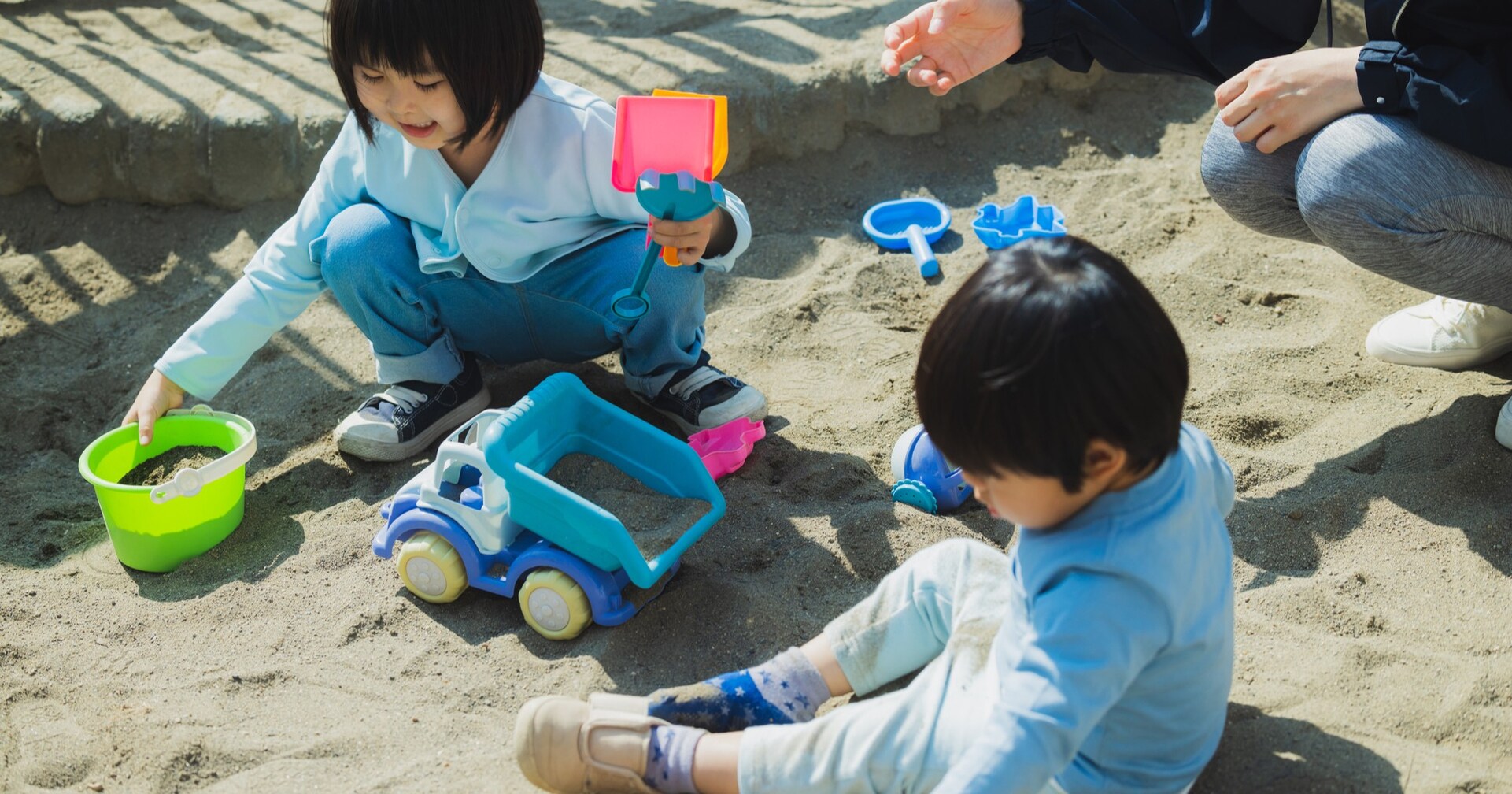 砂場で遊んでいると、息子が女の子に砂をかけてしまった！話せない息子の代わりに、母親が謝ると…