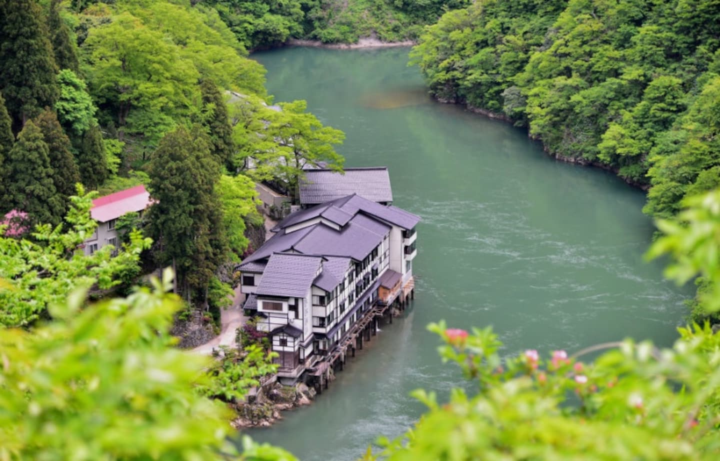 2 Incredibly Secluded 'Ryokan' in Toyama