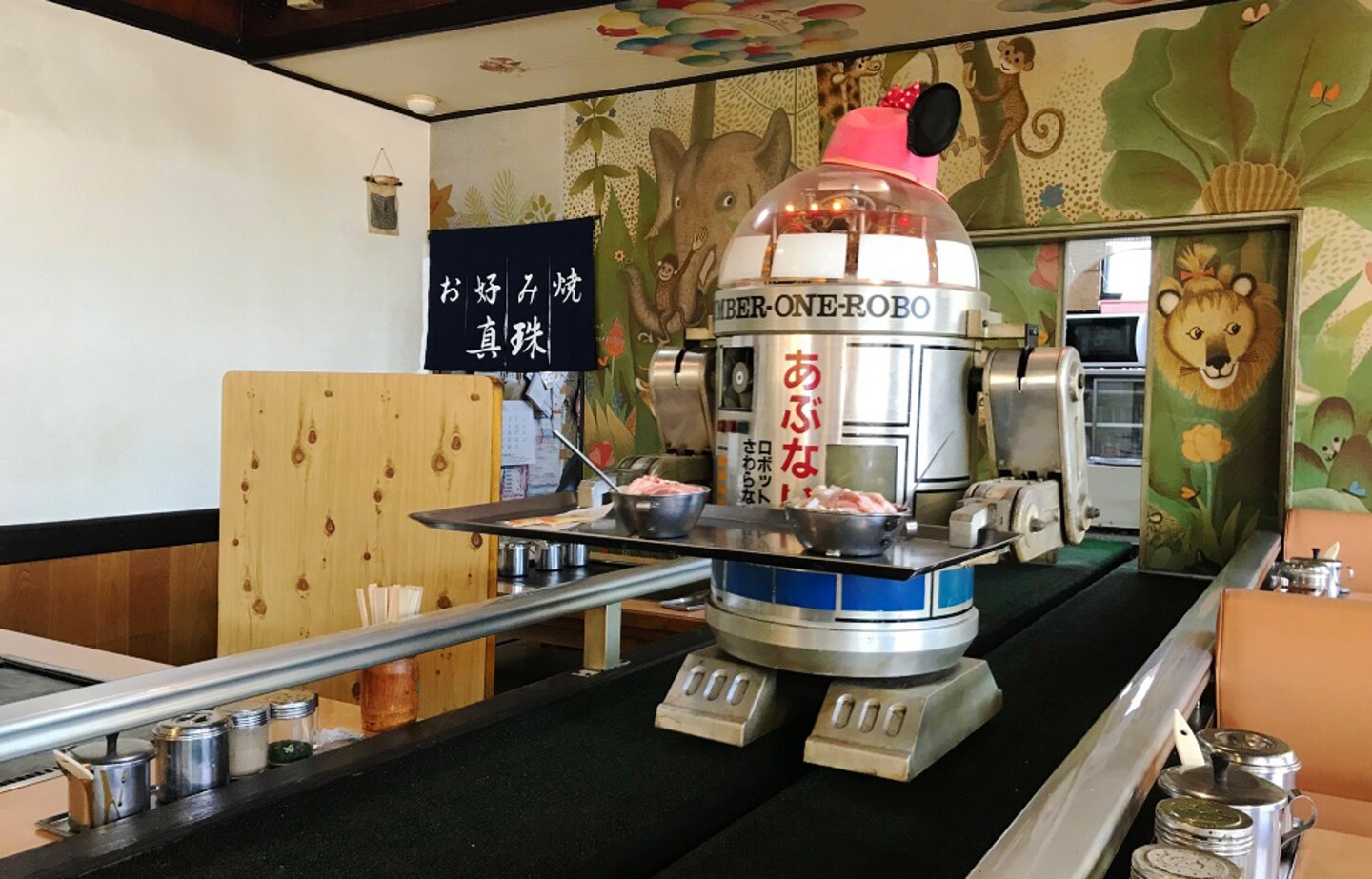 Robot Serves Up Okonomiyaki in Okayama