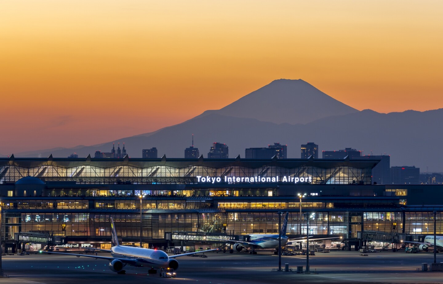 Check Out a Tricky New Sign at Haneda Airport