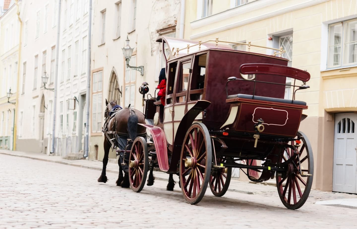 Enjoy Booze & Views on this Horse-Drawn Bar!