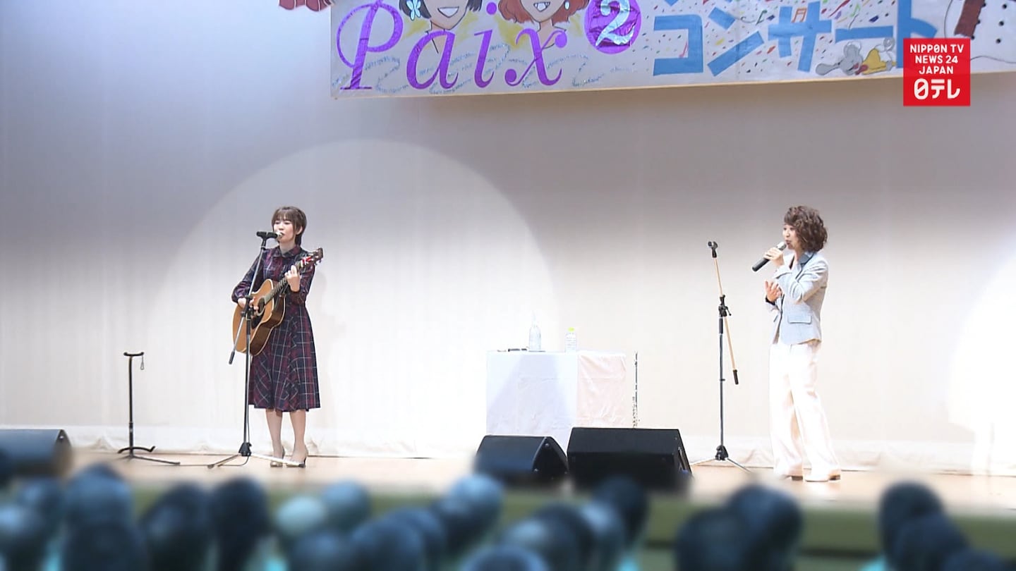 Pop Idols Sing for Prison inmates