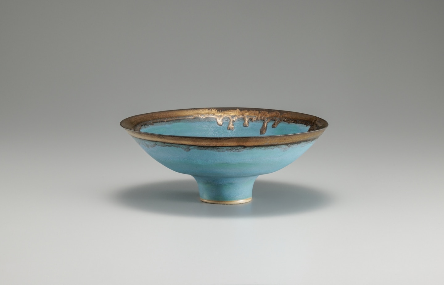 东京都庭园美术馆“露西·里展——融合东西方的优雅器皿”
