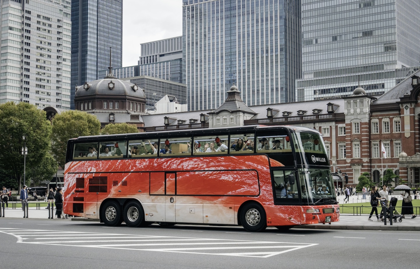 寿司を食べながら東京観光！走る回転寿司店「SUSHI BUS」が運行開始