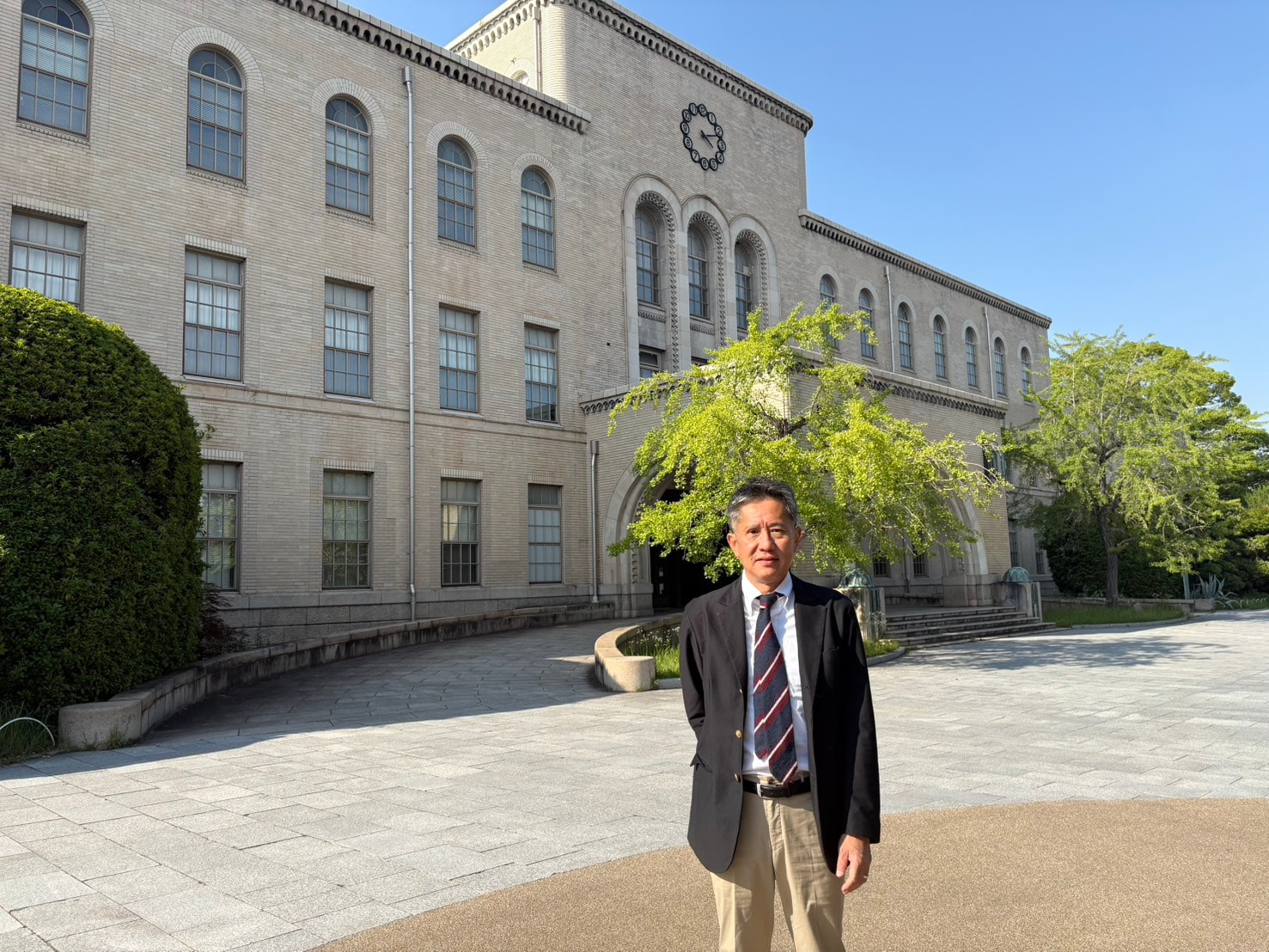 母校の神戸大学前にて
