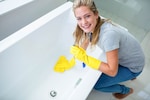 お風呂掃除のやり方とは？毎日の頻度やおすすめグッズ9選を紹介