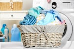 ポリエステルの洗濯方法とおすすめの洗濯洗剤6選｜縮みや色落ち、毛玉を防ぐコツも！