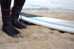 【夏・冬用】サーフブーツのおすすめ15選｜水が入らないタイプや履き方のコツなどを紹介