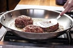 ステンレスフライパンを油なしで使う方法｜目玉焼きやお肉がくっつかないコツも紹介