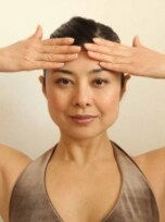 諦めるのは早い おでこ 額のシワを自分で消す方法 All About オールアバウト