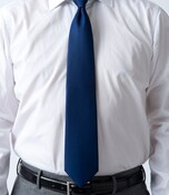ネクタイの長さは、先端がベルトのバックルに少し被るくらい