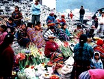 [グアテマラ］鮮やかなマヤ伝統衣装の色彩があふれる市場