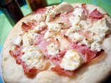 ピッツァ・ビアンカのレシピ！ピザ生地にハムとリコッタが美味しい