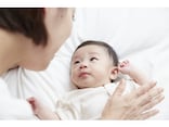 赤ちゃんの寝かしつけコツ！絵本やおくるみ入眠グッズや添い乳の是非