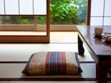 座布団の向き・置き方、お茶やお菓子の出し方…おもてなしの基本を解説