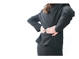 背中のコリ・痛みを解消する1分間ストレッチ
