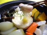 タジン鍋のレシピ！蒸し野菜とカマンベールチーズのヘルシー鍋