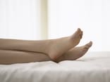睡眠中のこむら返りの原因は？足がつる・ふくらはぎが痛いときの対処法