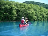 静かな田沢湖の上でカヤックを楽しむツアー