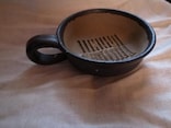 小皿を兼ねた陶器のすりおろし器