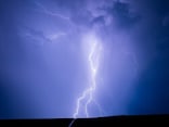 なぜ雷が鳴ったらへそを隠す？ 桑原と言う？ PC電源を抜く？