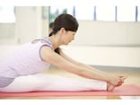 体が硬い人も前屈できるようになるストレッチ！体が柔らかくなるコツは？