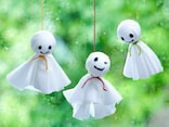 てるてる坊主は本来、顔を書かない？逆さまにつるすと雨乞い？起源や由来、効果的なつるし方