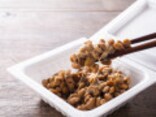 500人に聞いた「賞味期限切れの納豆」を捨てるタイミング 危険な状態を食べてしまった時のリスクは？