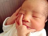 赤ちゃんが寝ながら笑う、指を握るのはなぜ？ 反射の不思議に迫る！