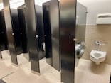 “ユニセックス”トイレが増加中！ ドアの隙間から中の様子が見える？「アメリカのトイレ」事情