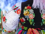 ポーランド・ウォヴィチの民族衣装がかわいい！お土産の定番、伝統的な「切り絵」も紹介