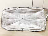 夏の車の暑さ対策！ フロントガラスにパッと開いて使う「3COINS」傘式サンシェードが便利すぎる