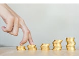 65歳で年金を受給し働いています。給料から天引きされた厚生年金保険料は、その後の年金に加算されるのでしょうか？
