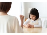 「早く宿題をやりなさい」が過干渉になるとき。学歴信仰や不登校への不安から考える子育ての盲点