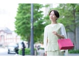 小柄な人は「アクセントカラー」を取り入れておしゃれ見え！ パーソナルカラー別おすすめカラー