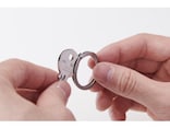 見た目はシンプル…秘密は一体どこに!? 手品のようにスルっと着脱できる「キーリング」の驚きの正体
