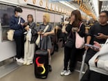 「見てて腹が立つ」電車内での迷惑行為に物議…大音量で音楽を流すのは罪に問われる？【弁護士が解説】